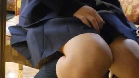 【高画质重制版】千金小姐系校园②因为家庭原因而帮助她。去学校接她，并在网咖尝试插入。 FC2-PPV-4784023